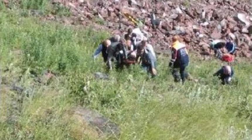 Şavşat&rsquo;Ta  Kaza: Aynı Aileden 3 Kişi &Ouml;ld&uuml;, 1 Kişi Yaralandı