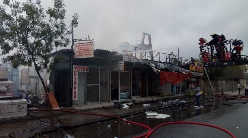 &Uuml;mraniye&rsquo;de Yapı Market Malzemeleri Deposunda B&uuml;y&uuml;k Yangın