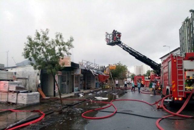 &Uuml;mraniye&rsquo;de Yapı Market Malzemeleri Deposunda B&uuml;y&uuml;k Yangın 1