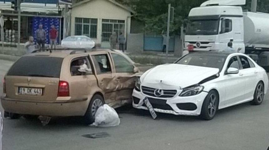 Sungurlu&rsquo;da İki Otomobil &Ccedil;arpıştı : 7 Yaralı