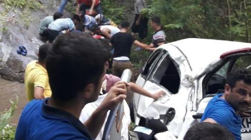 Otomobil U&ccedil;uruma Yuvarlandı: 1 &Ouml;l&uuml;, 4 Yaralı