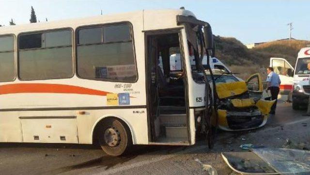 Gemlikte Otob&uuml;s Ile Taksi &Ccedil;arpıştı: 6 Yaralı 1