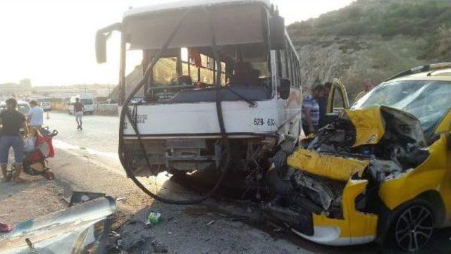 Gemlikte Otob&uuml;s Ile Taksi &Ccedil;arpıştı: 6 Yaralı 2