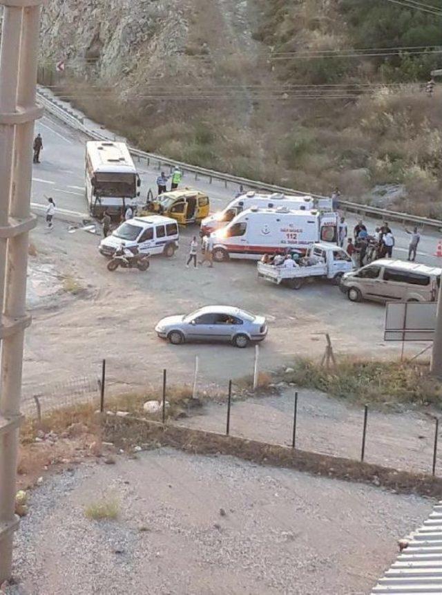 Gemlikte Otob&uuml;s Ile Taksi &Ccedil;arpıştı: 6 Yaralı 3