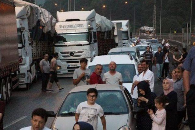 Tır Kazası Tem Otoyolu'nu Kapattı