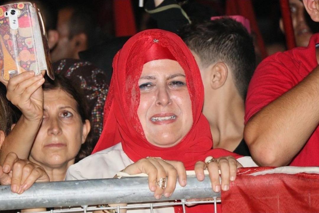 Demokrasi N&ouml;betinde &rsquo;30 Kuş&rsquo; Şiiri Okundu, Katılanlar G&ouml;zyaşlarına Hakim Olamadı