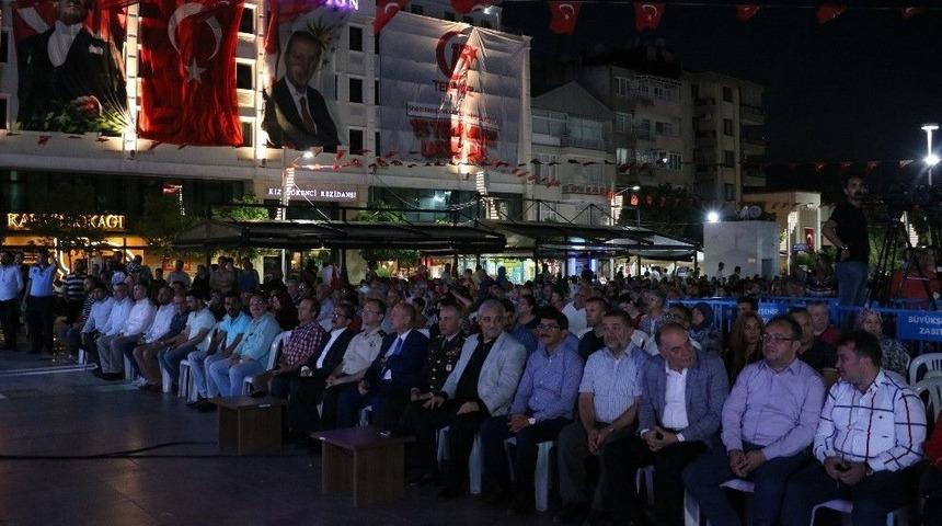 Manisa&rsquo;da Mehter Eşliğinde Demokrasi N&ouml;beti