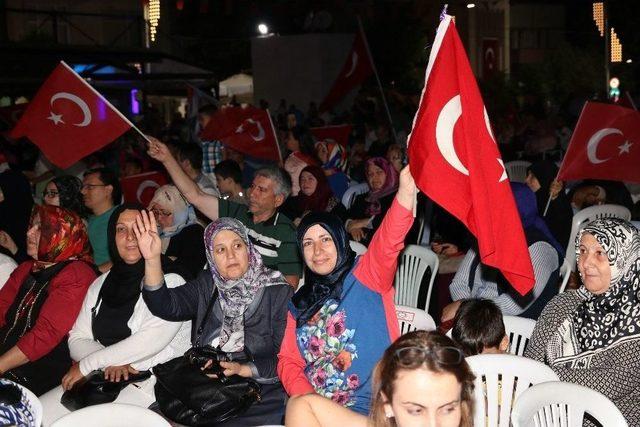 Manisa’da Mehter Eşliğinde Demokrasi Nöbeti