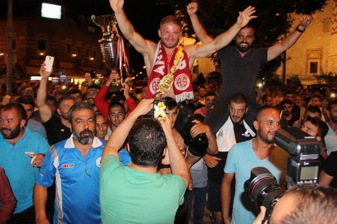 Altın Kemeri Taktı Soluğu Demokrasi N&ouml;betinde Aldı