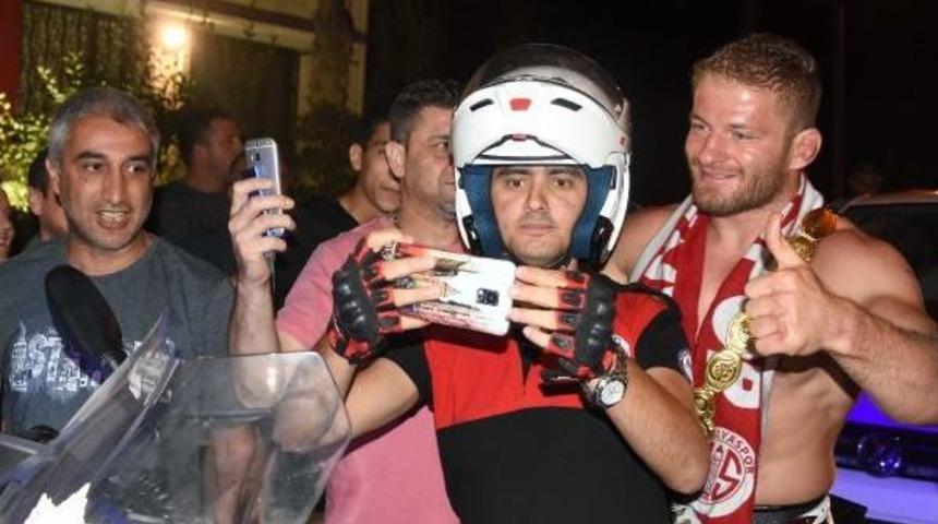 Başpehlivan Balaban Er Meydanı'ndan &Ccedil;ıktı, 15 Temmuz N&ouml;betine Katıldı