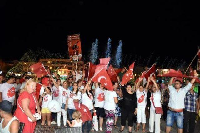 Marmaris'te Demokrasi Nöbeti Devam Ediyor