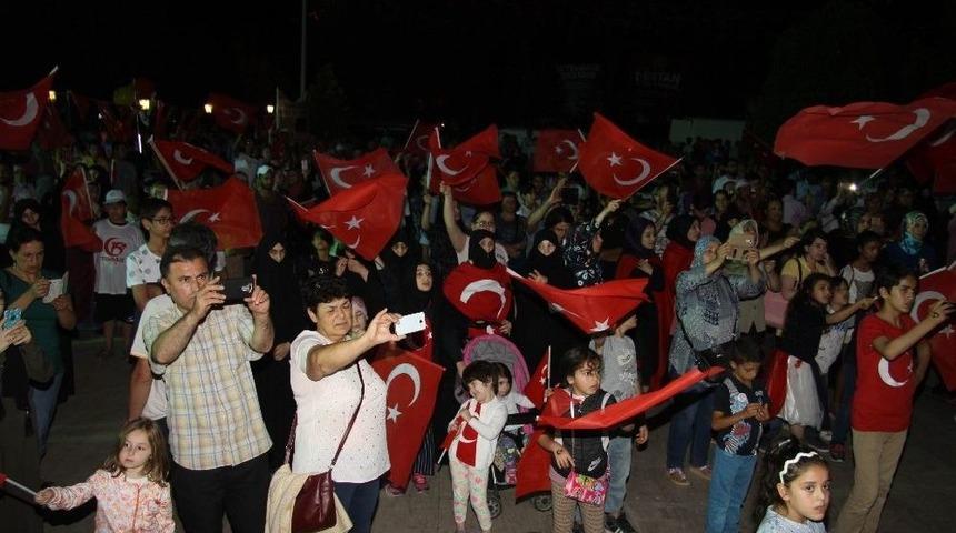Tekirdağlıların Mehter Eşliğinde Demokrasi N&ouml;beti Coşkusu