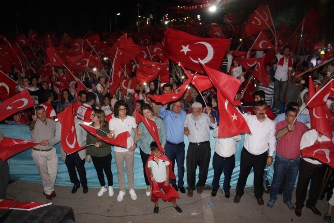 G&uuml;neydoğu&rsquo;da Onbinler Demokrasi N&ouml;betinde Buluştu