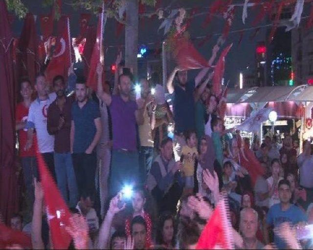 Taksim Meydanı nda Demokrasi N&ouml;beti 1