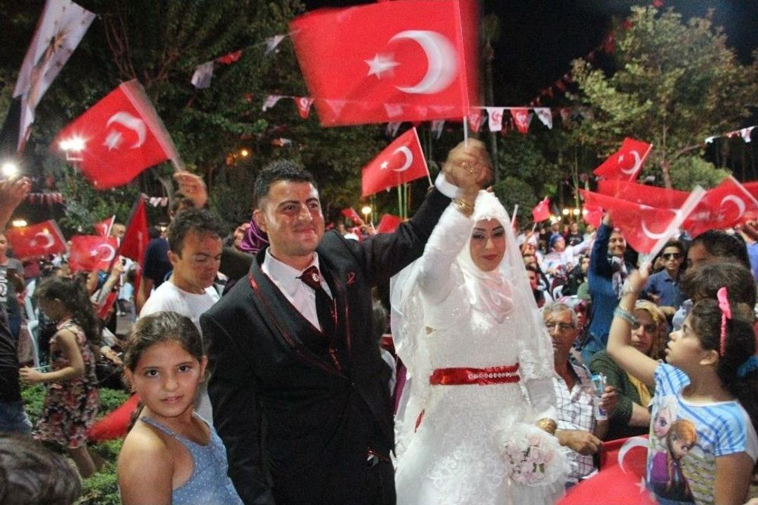 Gelin Ve Damat D&uuml;ğ&uuml;n &Ouml;ncesi Demokrasi N&ouml;betine Geldi