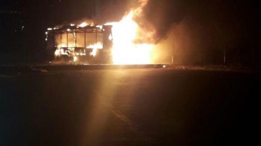 &Ouml;zel Halk Otob&uuml;s&uuml; Alev Alev Yandı