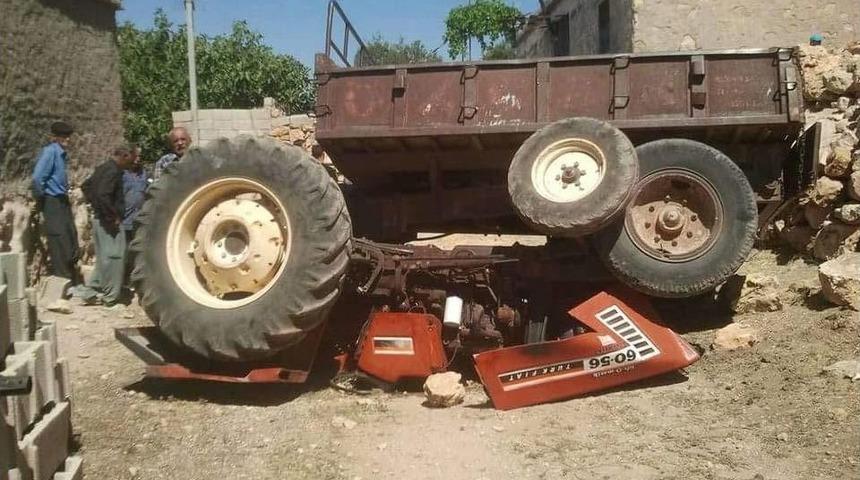 &Ccedil;alıştırdığı Trakt&ouml;r&uuml;n Altında Kalan &Ccedil;ocuk Yaralandı