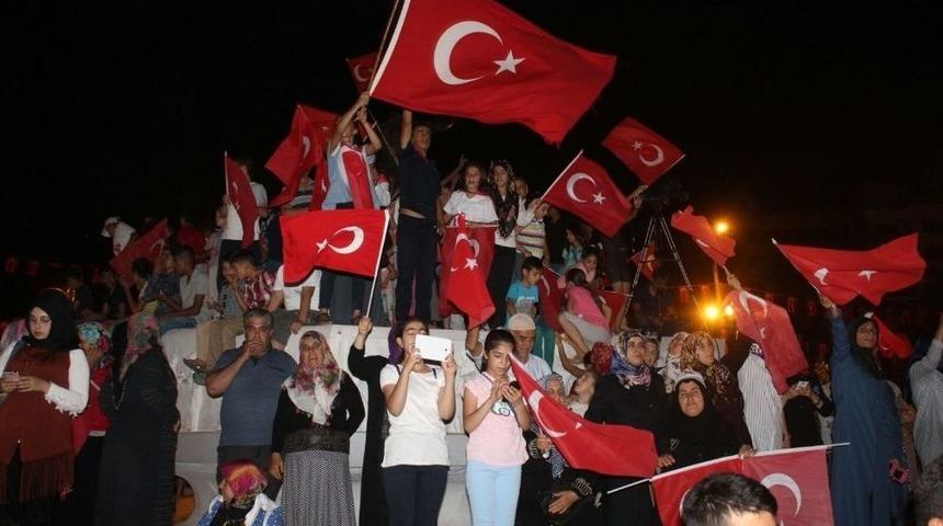 Demokrasi N&ouml;betinin İkinci G&uuml;n&uuml;nde Meydanlar Dolup Taştı