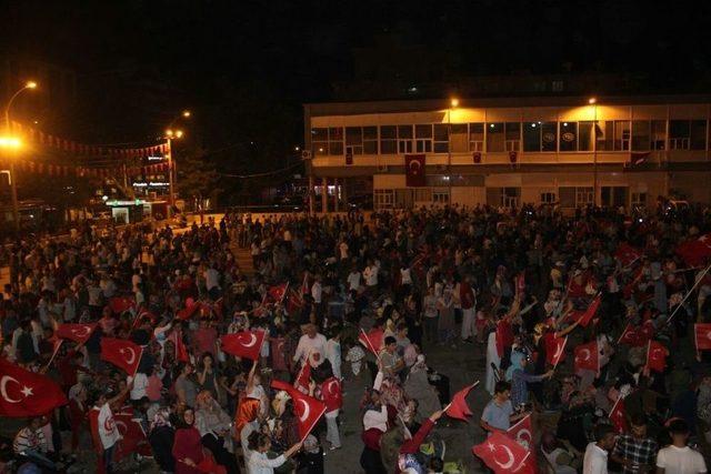 Demokrasi N&ouml;betinin İkinci G&uuml;n&uuml;nde Meydanlar Dolup Taştı 1