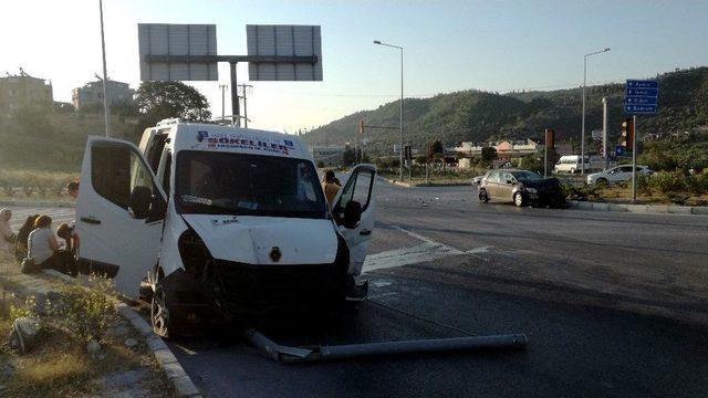 Söke’de Kaza; Personel Minibüsü Ve Otomobil Çarpıştı