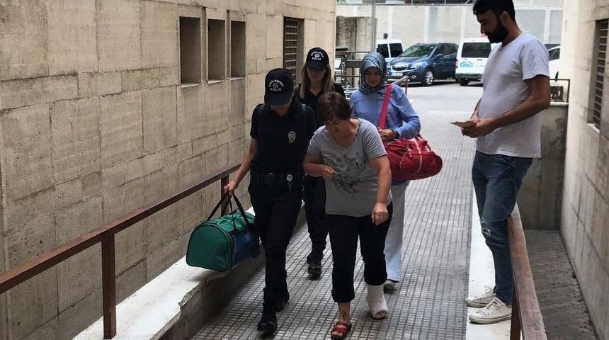 Fet&ouml; Ş&uuml;phelisi Kadın &Ouml;ğretmen Polisten Ka&ccedil;mak İ&ccedil;in Balkondan Atladı, Ayağını Kırdı