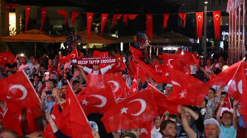 Ordular Demokrasi Dersi Verdi