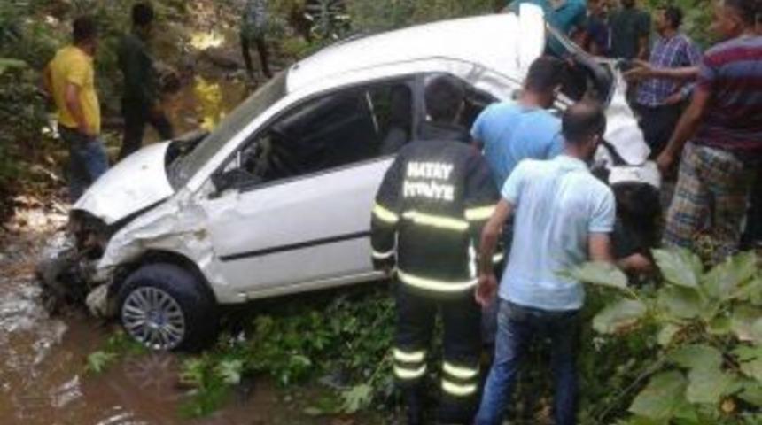 Otomobil Dereye U&ccedil;tu: 1 &Ouml;l&uuml;, 4 Yaralı