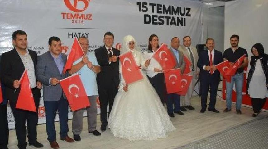 Hatay'da Gelin Ve Damat Demokrasi N&ouml;betine Katıldı
