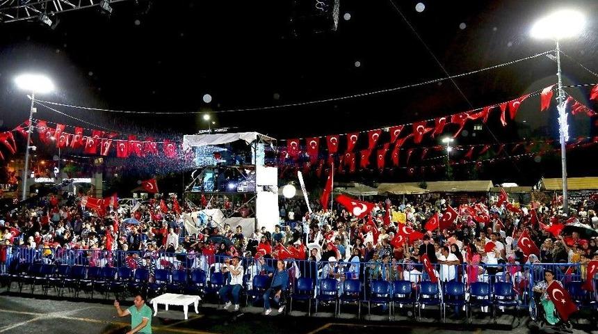 Bağcılarlılar, Yağmurlu Havaya Aldırış Etmeden Demokrasi N&ouml;beti Tuttu