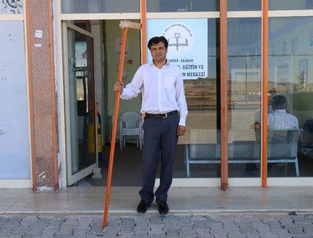 Gaziantep’te Yuvadan Düşen Kuş İlginç Bir Yöntemle Yeniden Yuvasına Yerleştirildi 1