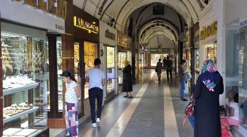 Evlenecek &Ccedil;iftler İş&ccedil;iliği Az Olan Takıları Tercih Ediyor