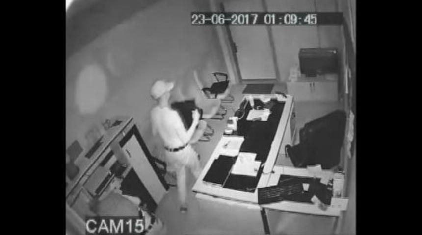 Ortaokuldan Hırsızlık Ş&uuml;phelileri Kamera G&ouml;r&uuml;nt&uuml;lerinden Yakalandı