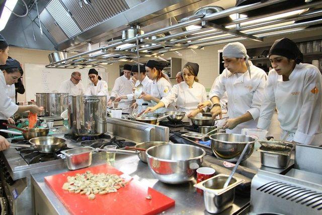 Dünya Lezzetlerine Yolculuk İzmir Ekonomi’den Başlıyor 1