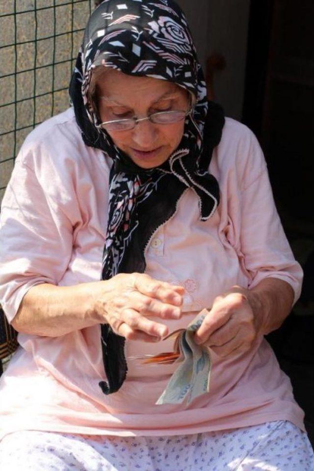 Dolandırıcıya Kaptırdığı Parası Iade Edilen Yaşlı Kadının Sevinci 3