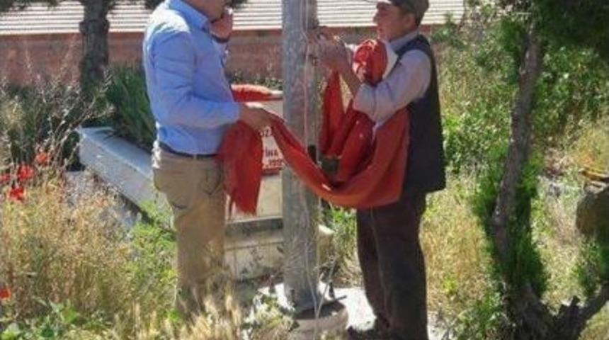 Şehitlikteki Bayrak Yenilendi