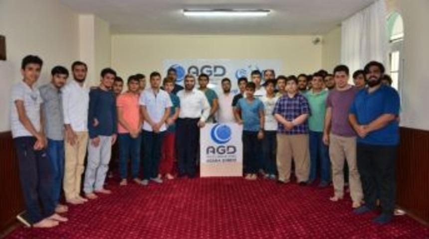 &Ccedil;alışkan Gen&ccedil;lere Faizsiz Ekonomiyi Anlattı