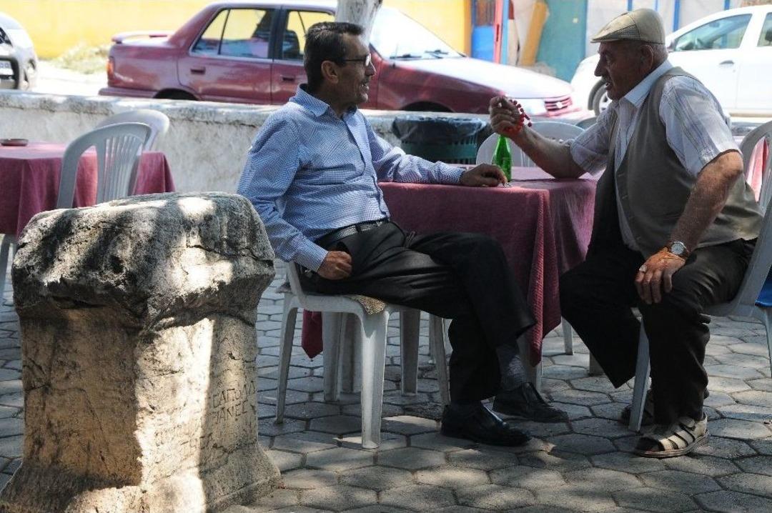 (&ouml;zel Haber) Tarlasından Bulduğu Tarihi Taşı &Ccedil;ay Bah&ccedil;esinde Sergiliyor
