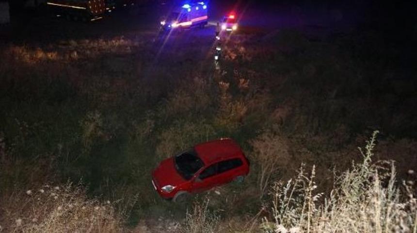 7 Metreden Şarampole Yuvarlanan Otomobilin Sürücüsü Hafif Yaralandı