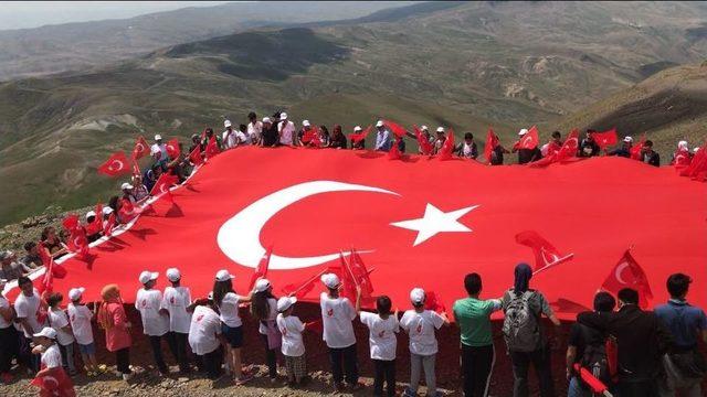 15 Temmuz Şehitleri İçin Ejder Zirvesine Tırmandılar