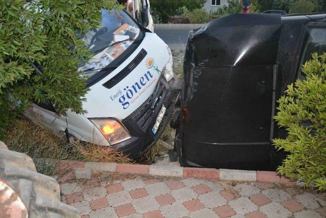 Alkollü Sürücü Park Halindeki Araçlara Çarptı