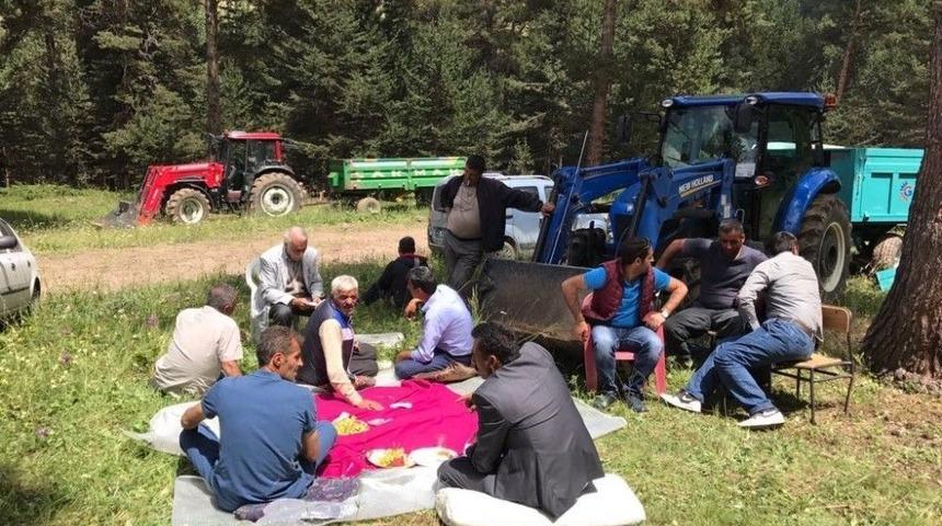 &Ccedil;ift&ccedil;iler Ot Bi&ccedil;imi &Ouml;ncesinde Ağbaba Dağı Şehitlerine Dua Ettiler