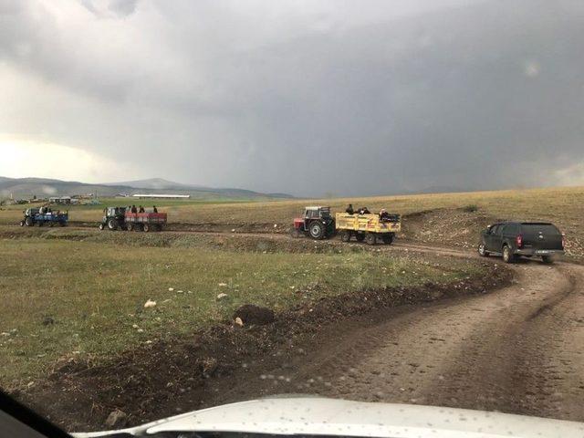Çiftçiler Ot Biçimi Öncesinde Ağbaba Dağı Şehitlerine Dua Ettiler