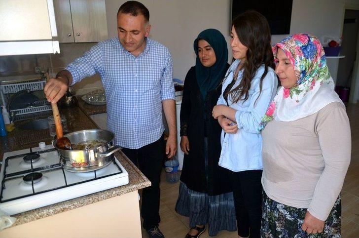 Ev Hanımları Cevizden Sonra Organik Çam Kozalağı Reçeli Üretimine Başladı G3