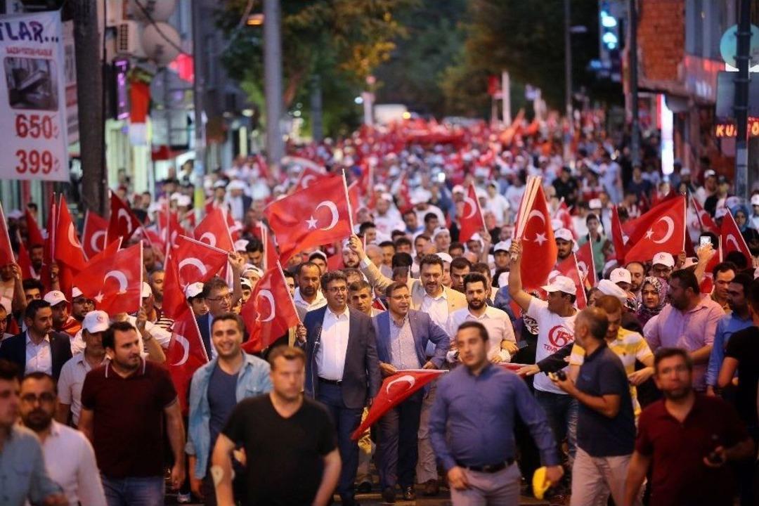 Onbinler, Şeref Meydanı&rsquo;nda Demokrasiye Sahip &Ccedil;ıktı