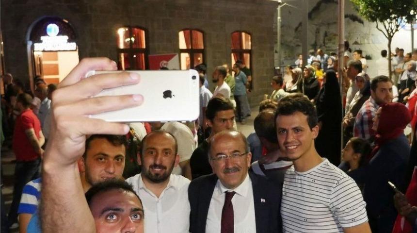 Başkan G&uuml;mr&uuml;k&ccedil;&uuml;oğlu Hemşehrilerinin Arasında N&ouml;bet Tuttu