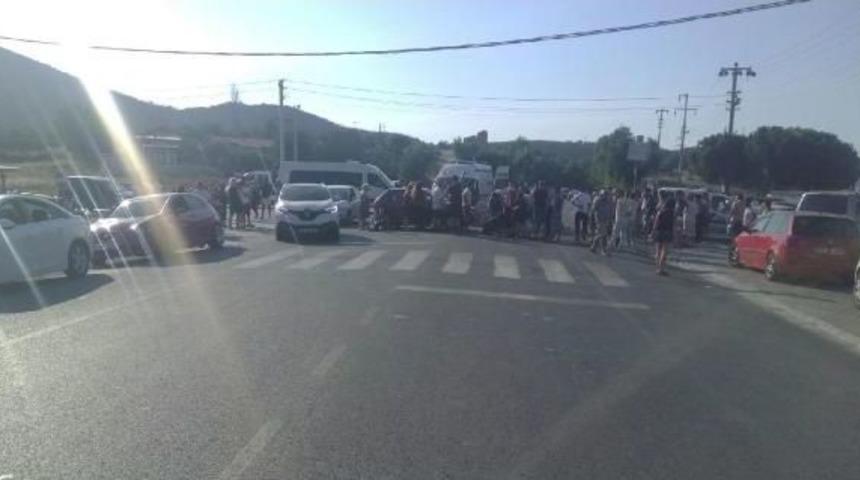 Motosiklet Otomobile &Ccedil;arptı: 1 &Ouml;l&uuml;, 3 Yaralı