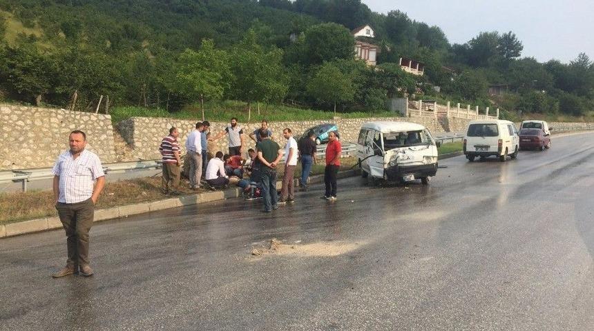 Kontrolden &Ccedil;ıkan Minib&uuml;s Elektrik Direğine &Ccedil;arptı