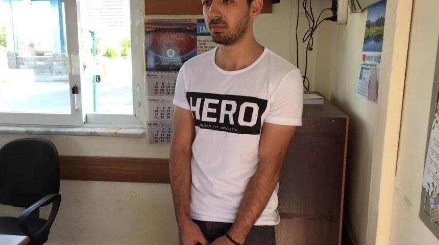 Sanık Yakını &ldquo;hero&rdquo; Tiş&ouml;rt&uuml; İle Davaya Girmeye &Ccedil;alıştı