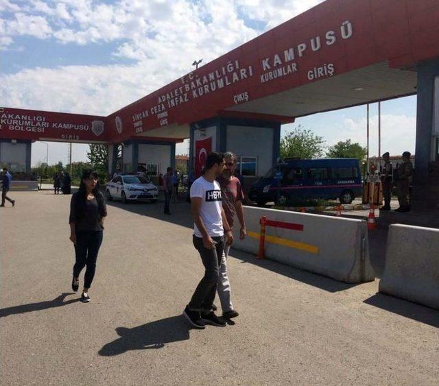 Sanık Yakını &ldquo;hero&rdquo; Tiş&ouml;rt&uuml; İle Davaya Girmeye &Ccedil;alıştı 1