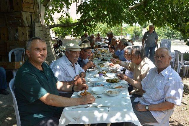 49 Yıllık Asker Arkadaşları Sosyal Medya Sayesinde 15 Yıldır Bir Araya Geliyor